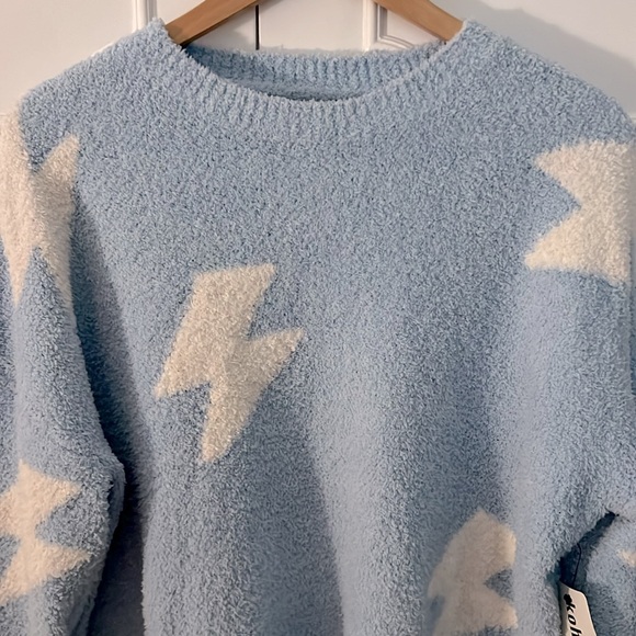 NWT Fuzzy Sweater Size Medium - Picture 4 of 7